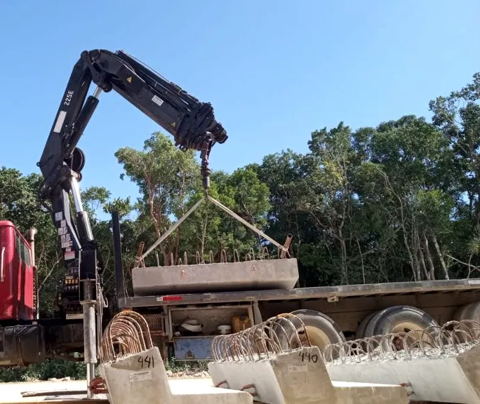Grúa articulada colocando un elemento prefabricado de concreto