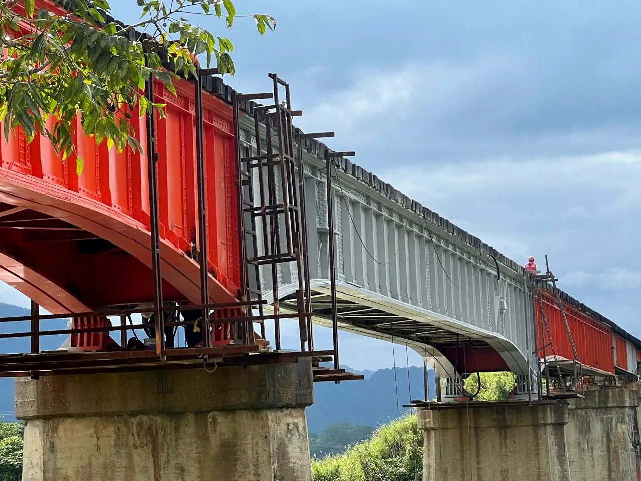 Puente metálico con andamios durante trabajos de rehabilitación y pintura